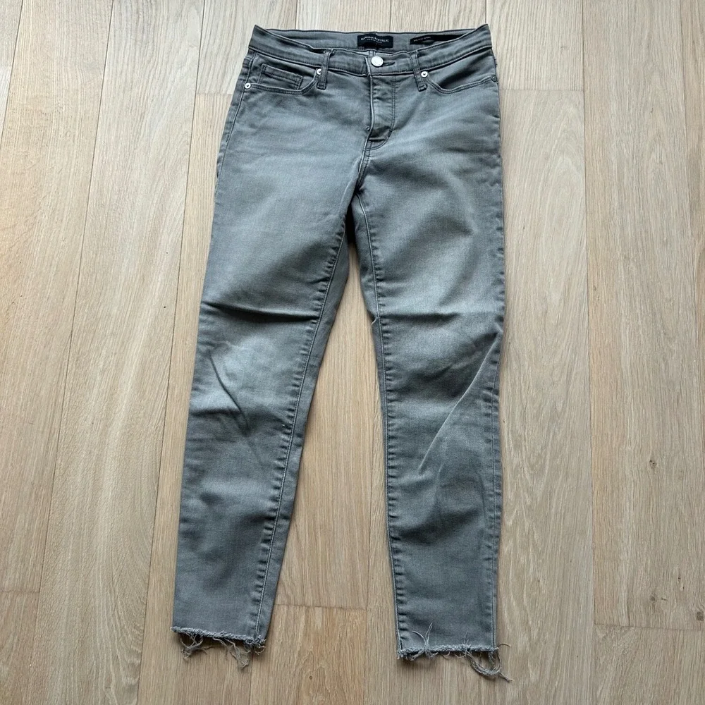 Banana Republic Mid Rise‎ Skinny Raw Hem Jeans Light Grey 26P Rock Grundge